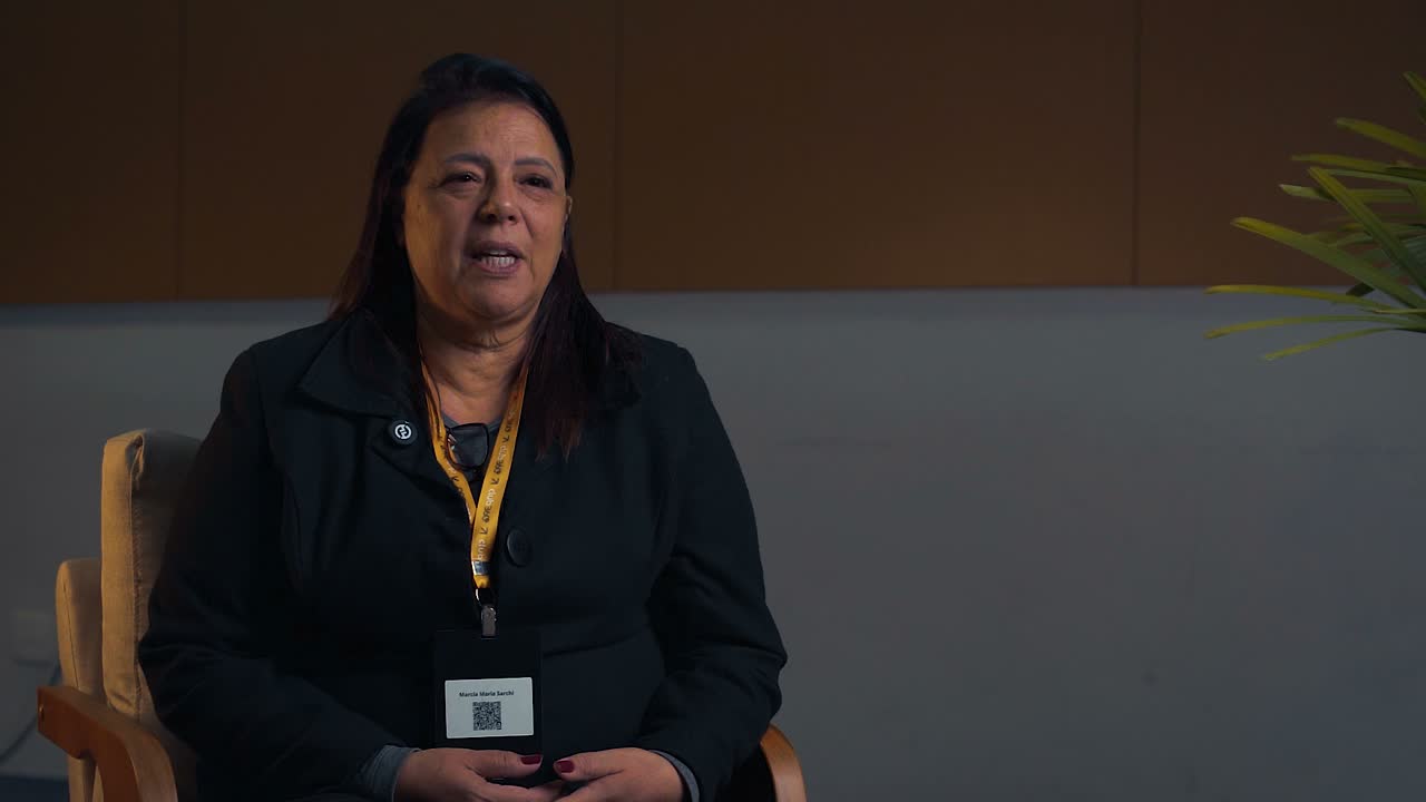 CóPia De     Marcia, Ortodontia (especialização), atualmente divulgando Implantodontia e Lentes, em depoimento para a Smile University
